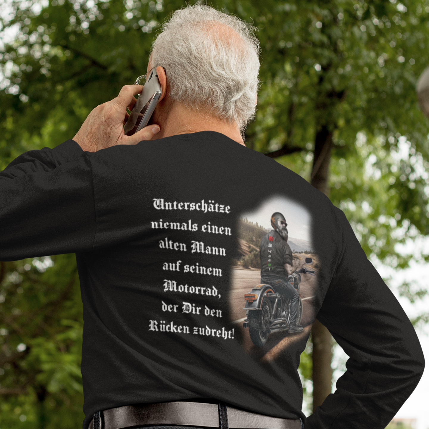 Unterschätze niemals einen alten Mann auf seinem Motorrad - Premium Sweatshirt Unisex BACKPRINT