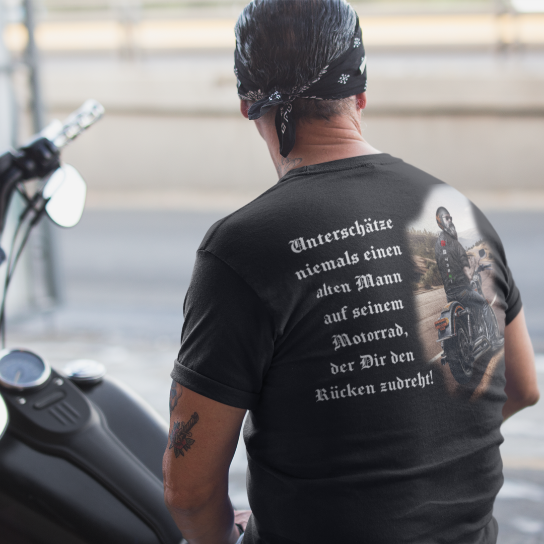 Unterschätze niemals einen alten Mann auf seinem Motorrad - Sport T-Shirt Backprint