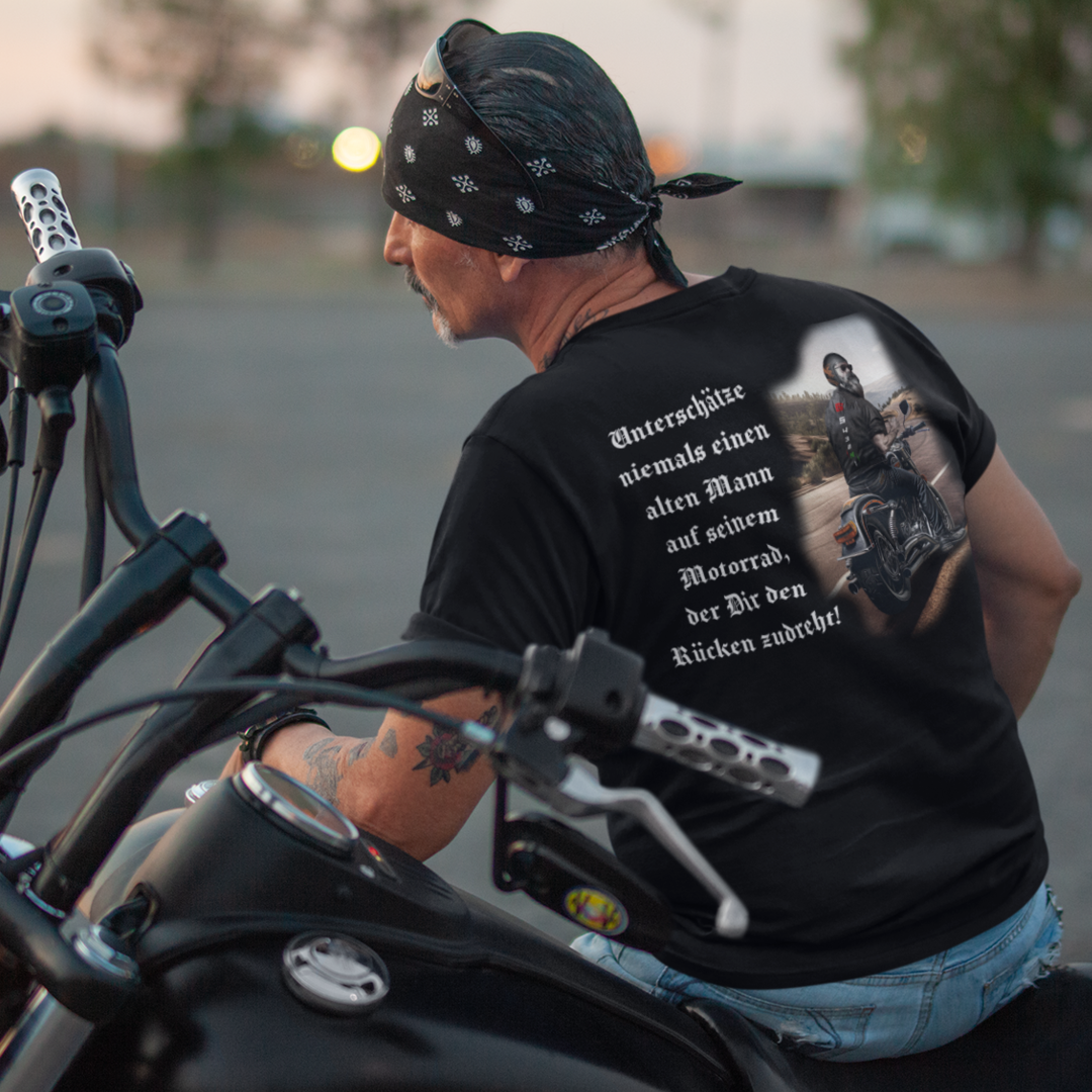Unterschätze niemals einen alten Mann auf seinem Motorrad - Premium T-Shirt