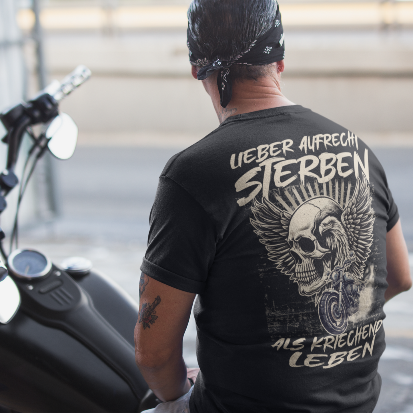 LIEBER AUFRECHT STERBEN ALS GEDUCKT DURCHS LEBEN - Premium T-Shirt Front&Backprint