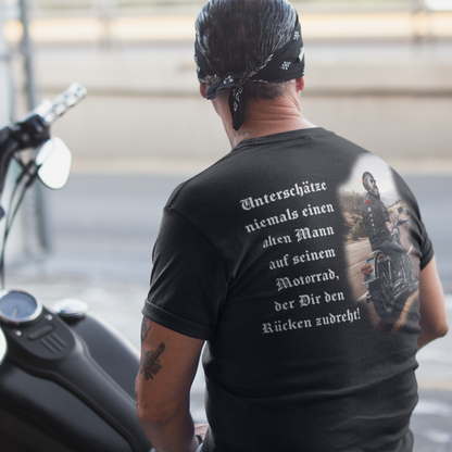 Unterschätze niemals einen alten Mann auf seinem Motorrad - Sport T-Shirt Backprint