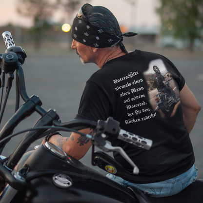 Unterschätze niemals einen alten Mann auf seinem Motorrad - Premium T-Shirt