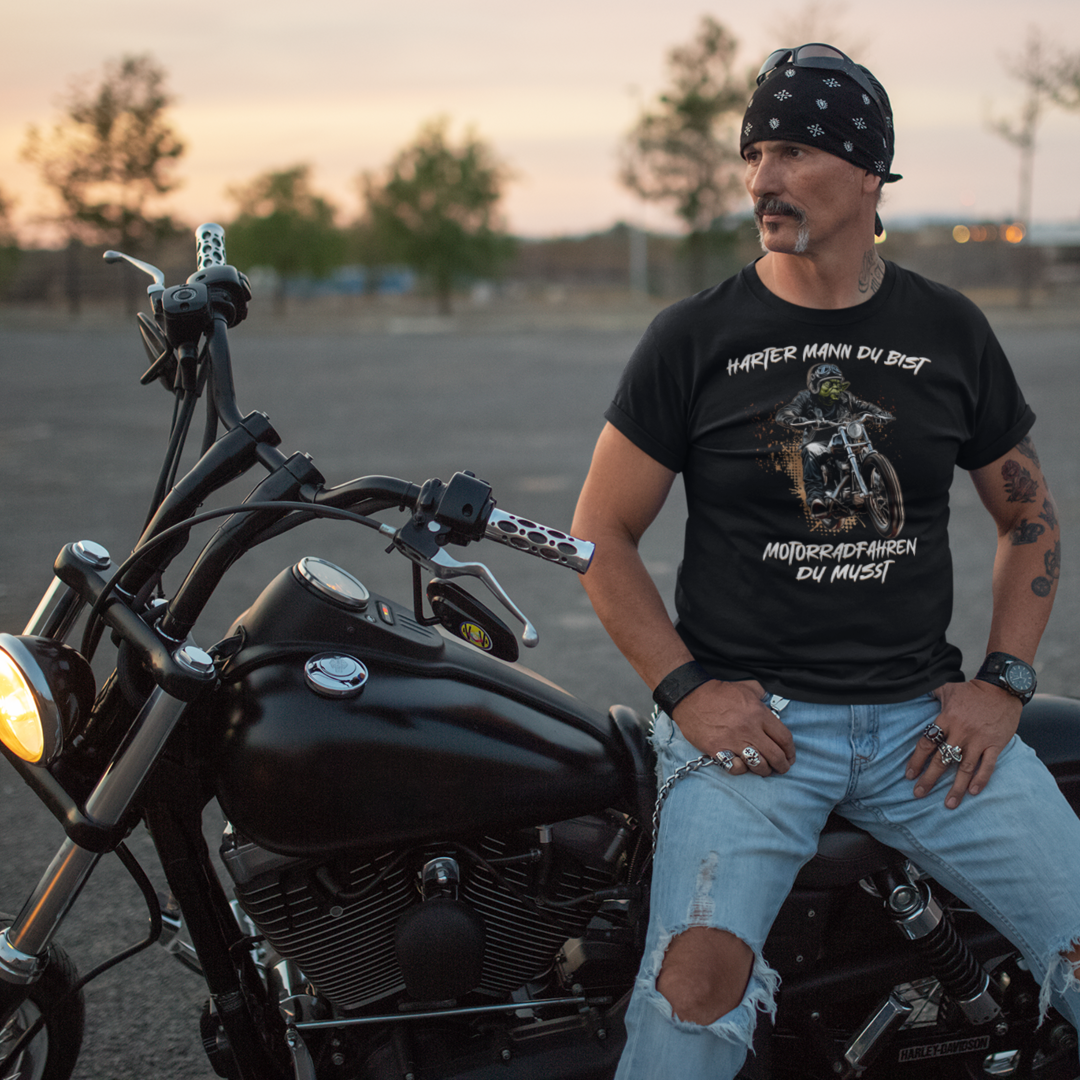 Harter Mann Du bist - Motorradfahren Du musst - Premium T-Shirt